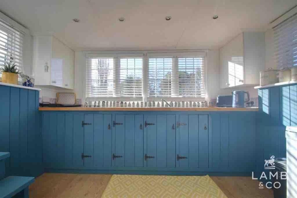 Toosey Lass - St Osyth Creek Saint Osyth Экстерьер фото